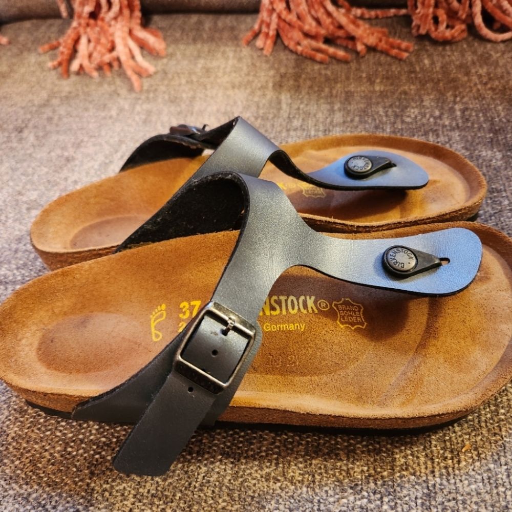 Onyx Birkenstock Gizeh Sandal 7/37